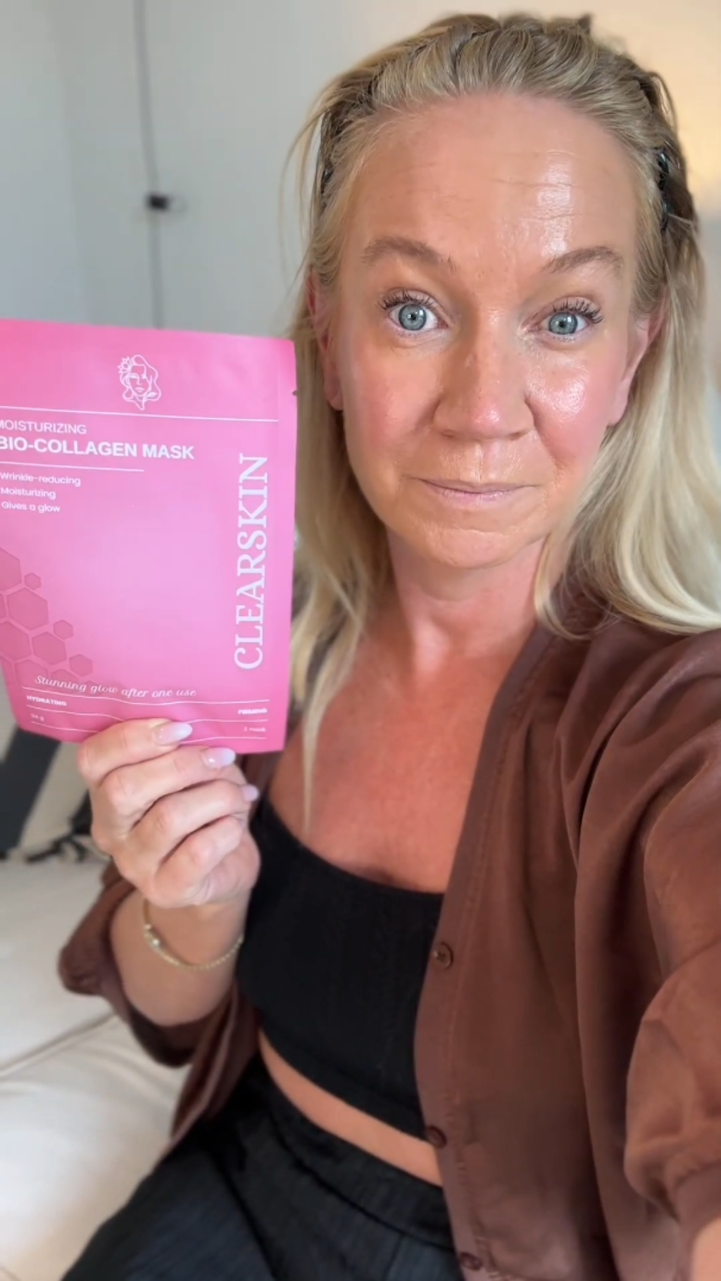 Kvinna som håller i en kollagenmask