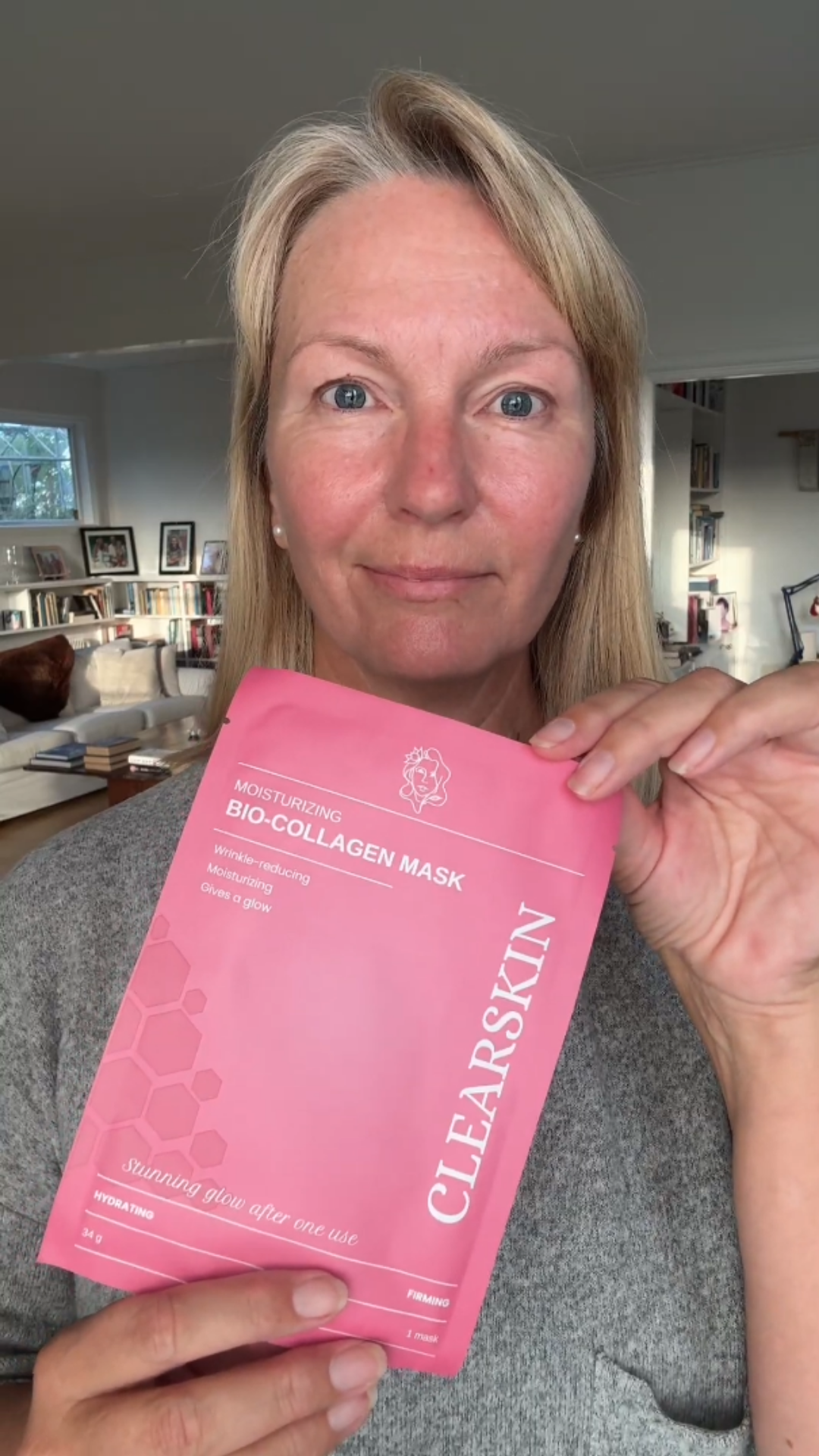 Kvinna med kollagenmask applicerad på ansiktet